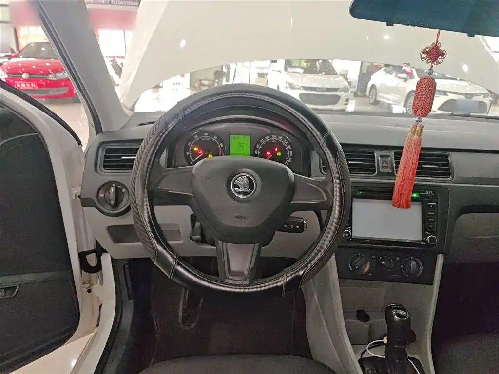Škoda Rapid 2015 1.6L Automatic Joy Selection фото 11