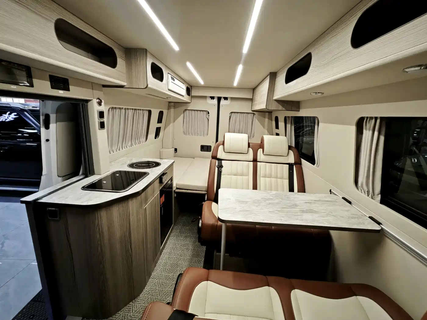 Sinotruk Xianfeng V 2026 2026 Yuanxing·Leisure 2.0T Automatic Medium Wheelbase Mid-roof PRO Edition