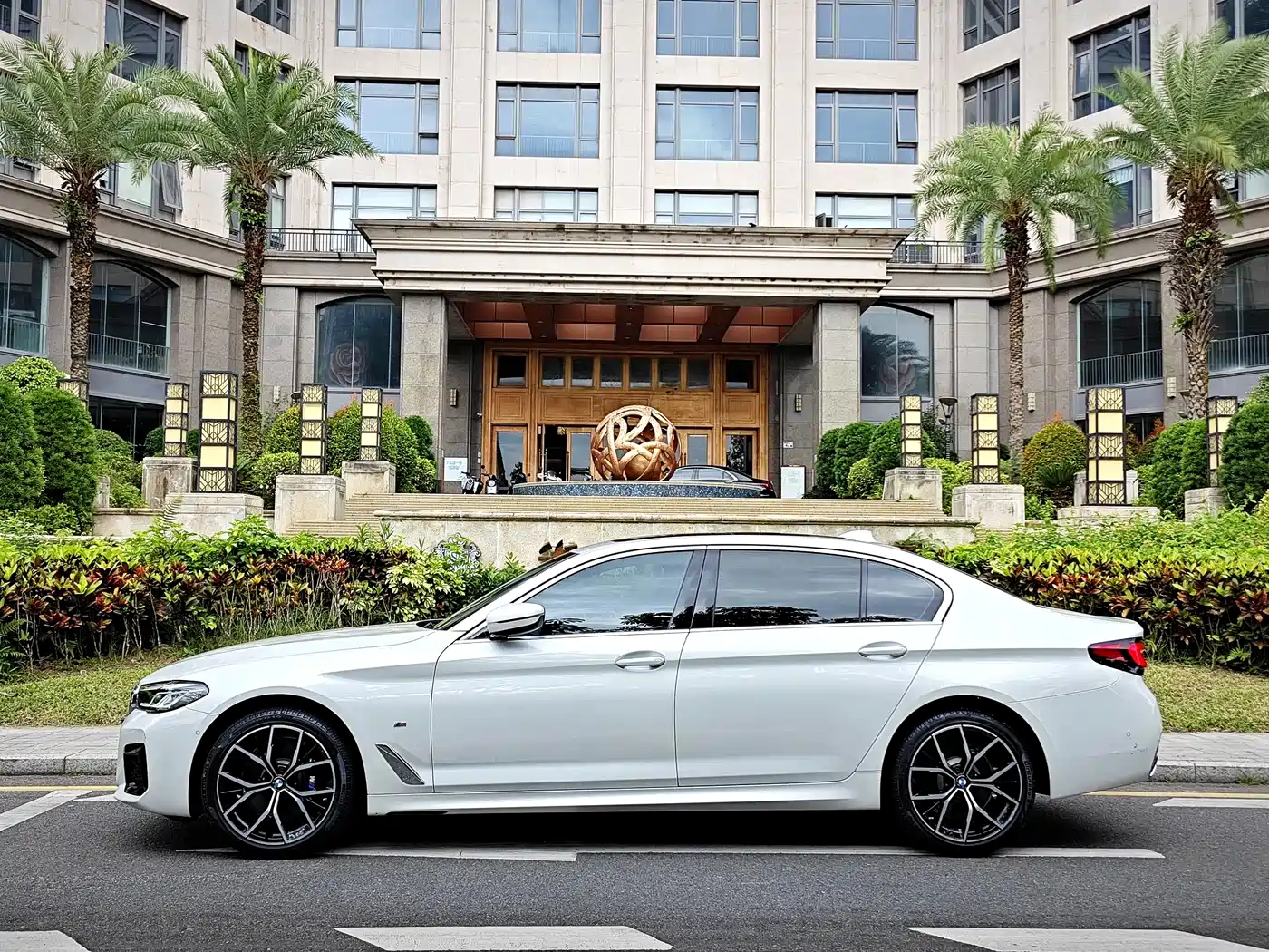 BMW 5 Series 2023 530Li Premium M Sport Package фото 20