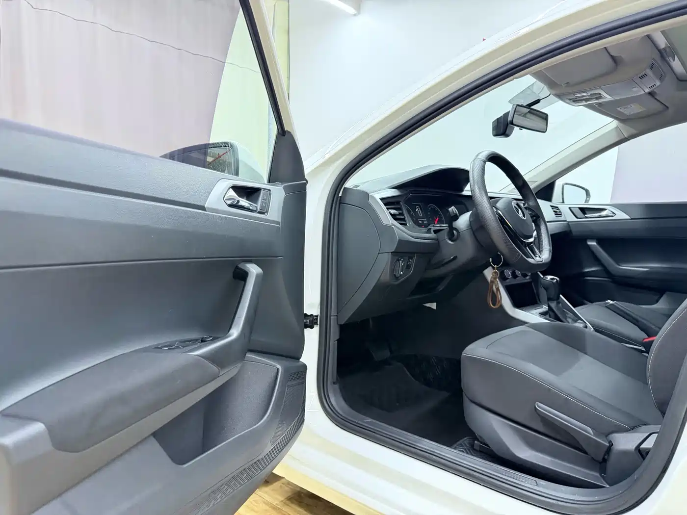 Volkswagen Polo 2021 Plus 1.5L Automatic Panorama Enjoyment Edition фото 23