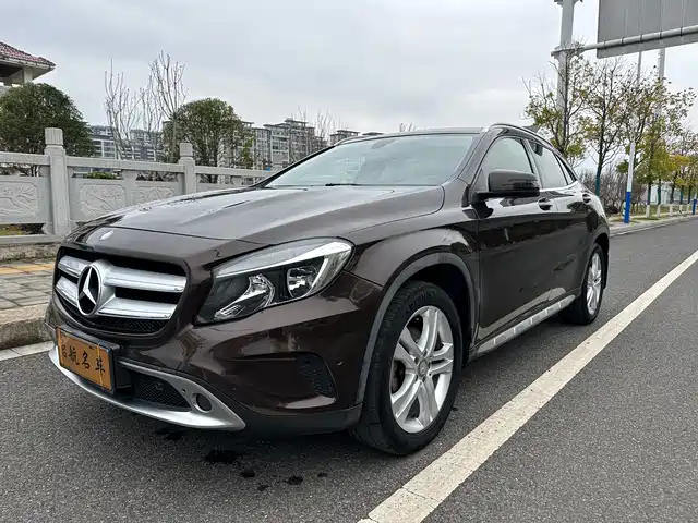 MERCEDES-BENZ GLA
