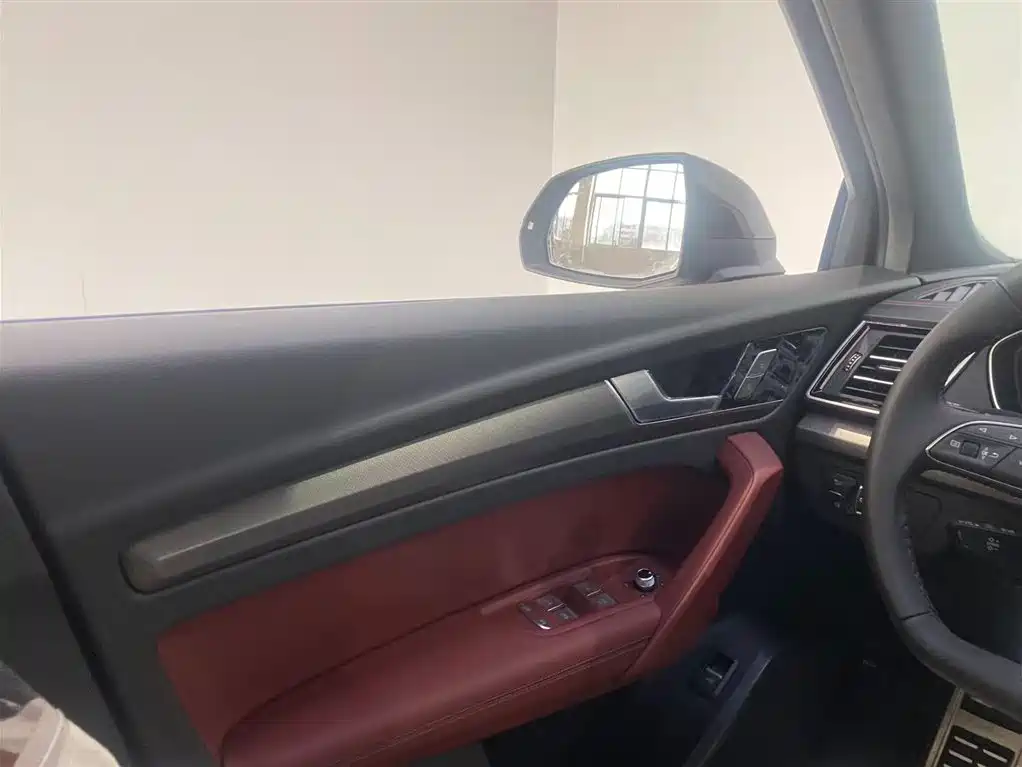 Audi Q5L 2025 45th Anniversary Edition 40 TFSI Luxury Sport фото 14