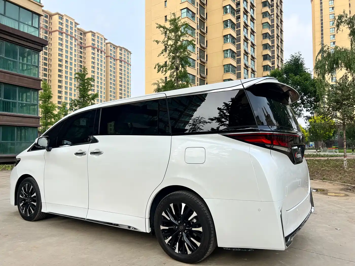 Toyota Vellfire 2025 Crown Hybrid 2.5L Ink Gold Executive Edition фото 6