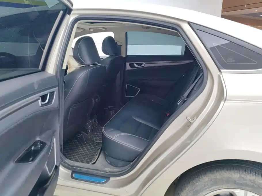 Photo 11 - Geely Emgrand GL