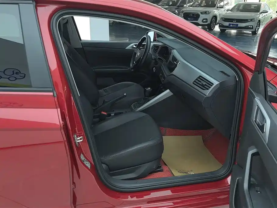 VOLKSWAGEN POLO