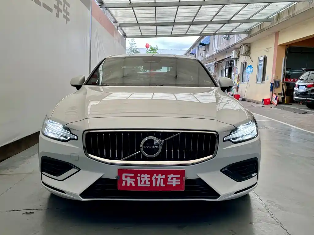 Volvo S60 2024 2025 B4 Smart Luxury Edition
