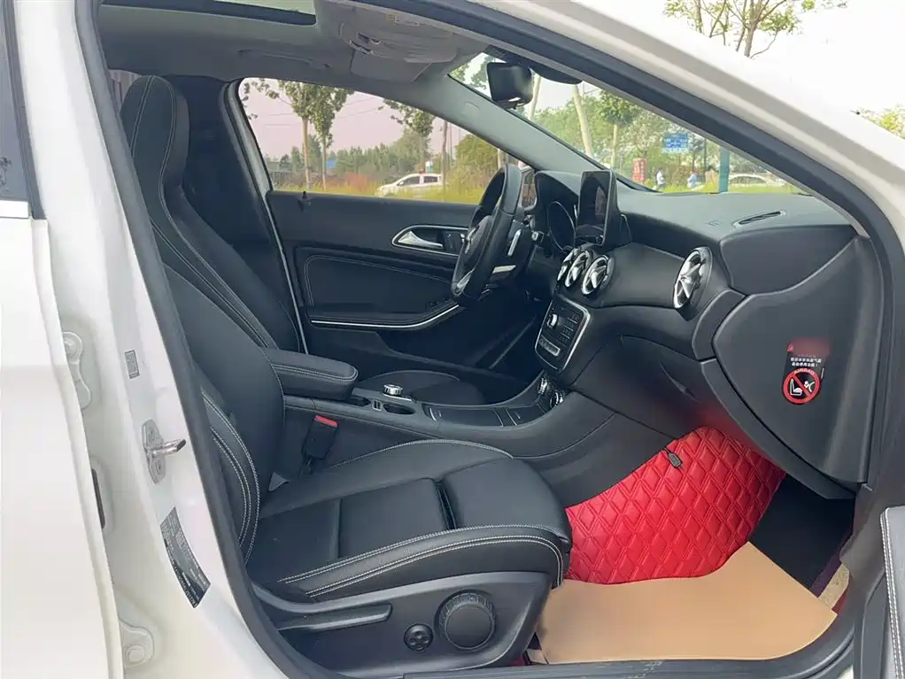 Mercedes-Benz GLA 2018 GLA 200 Dynamic фото 12