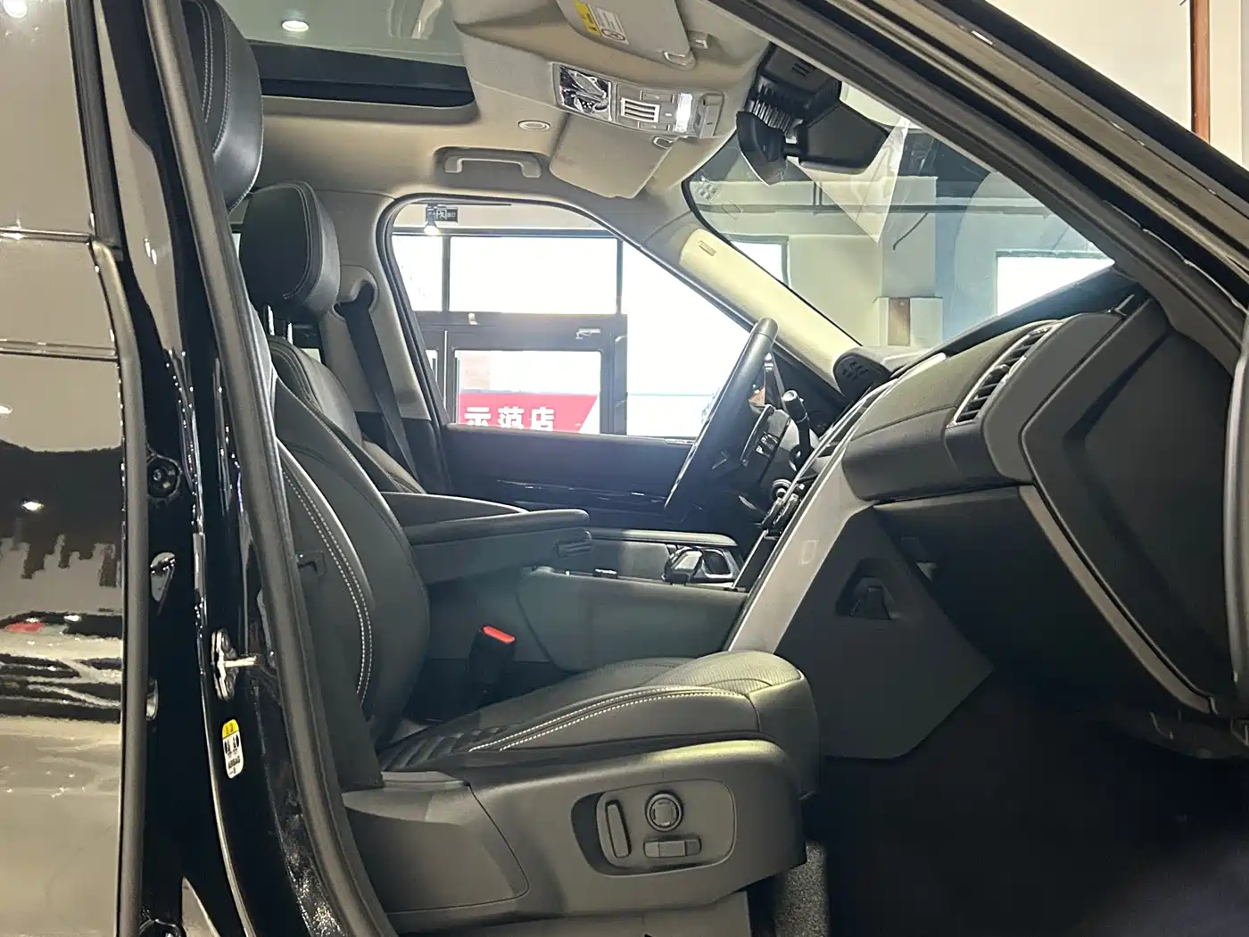 Land Rover Discovery 2024 Model 360PS S фото 25