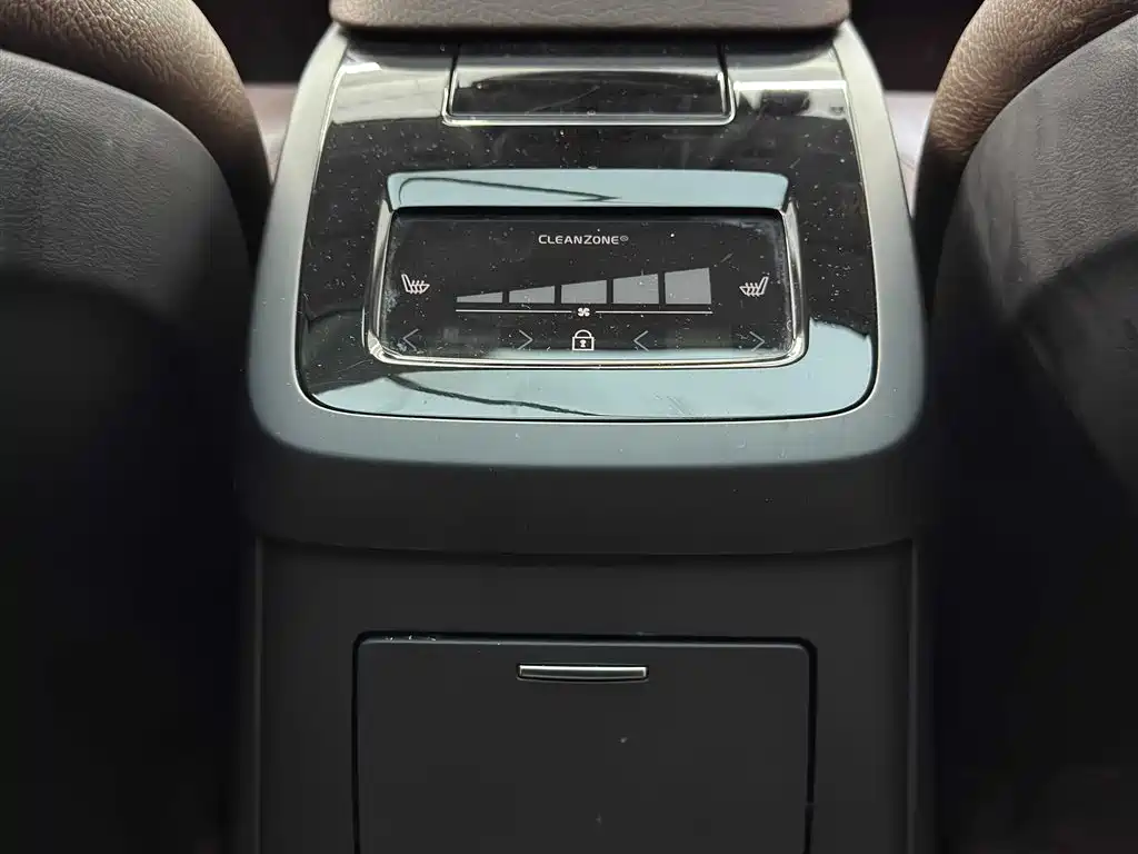 Photo 13 - Volvo S90 Plug-in Hybrid