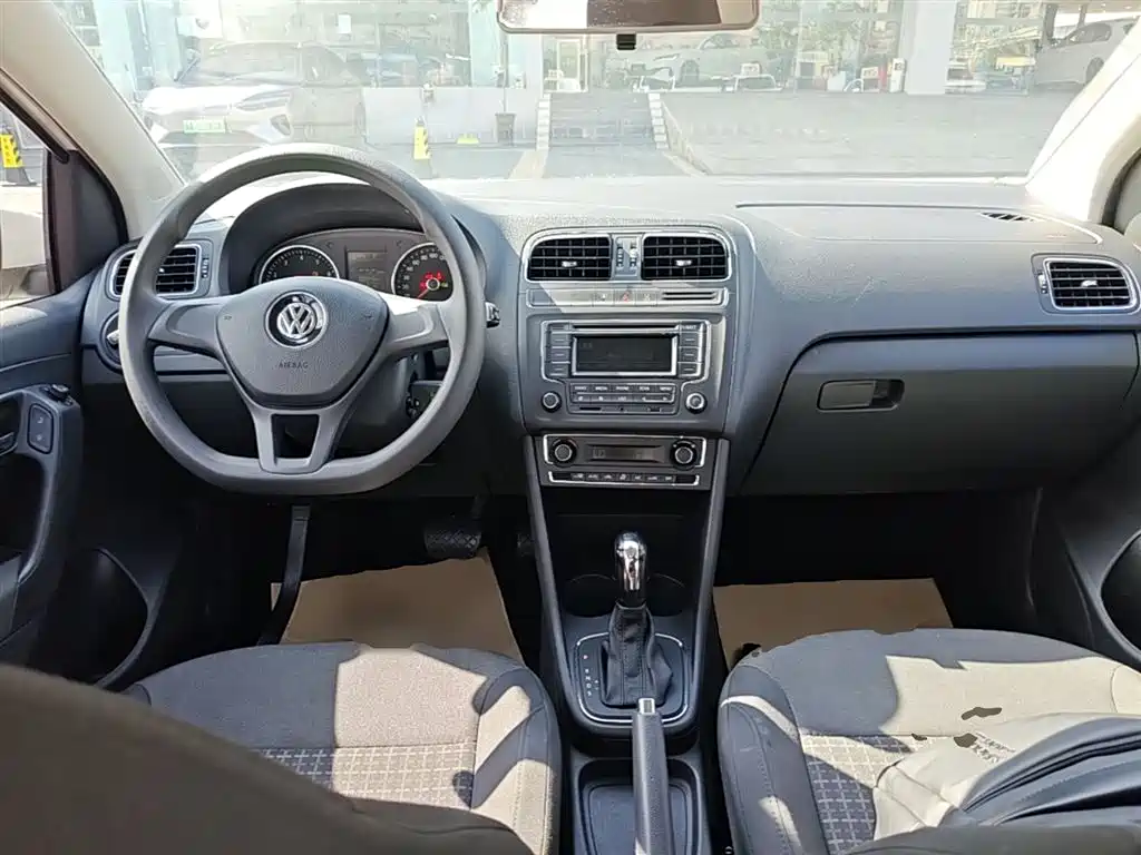 Volkswagen Polo 2014 1.6L Automatic Comfort Edition фото 10