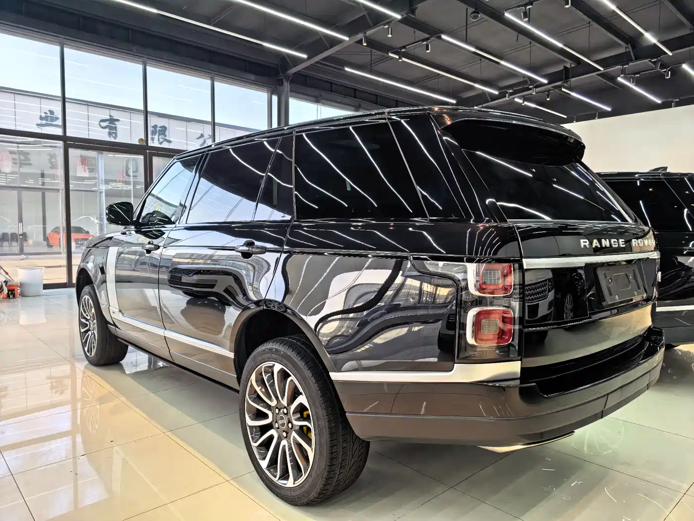 Land Rover Range Rover 2021 3.0 L6 Heritage Extended Classic Edition фото 2