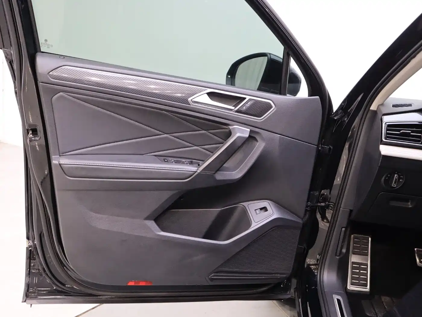 Volkswagen Tiguan L 2022 330TSI Auto 2WD R-Line Premium Edition фото 11