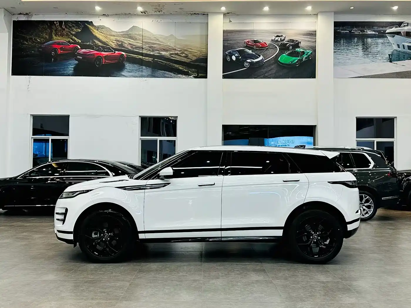 Land Rover Range Rover Evoque 2022 Facelift Range Rover Evoque L 249PS R-Dynamic Luxury фото 3