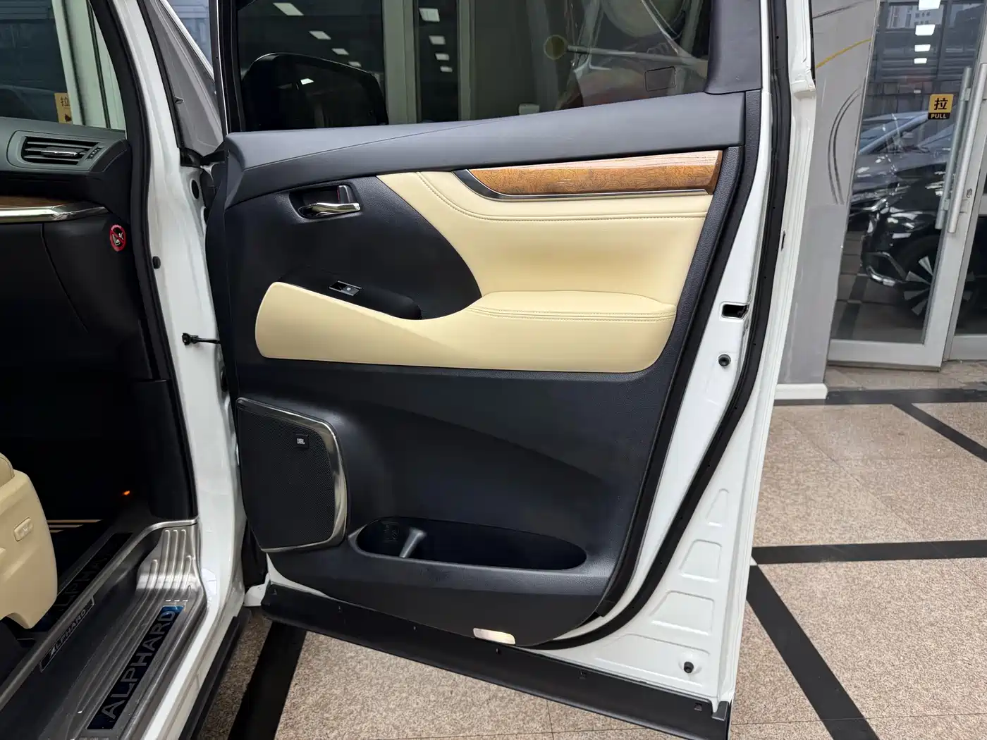 Toyota Alphard 2018 3.5L Premium фото 37