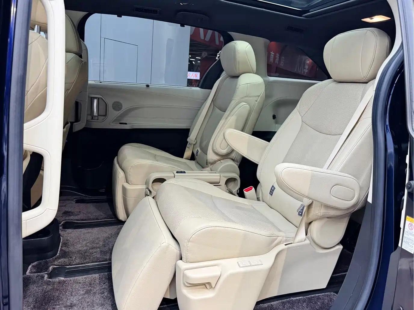 Toyota Sienna 2021 2.5L Hybrid Ultimate Edition фото 10