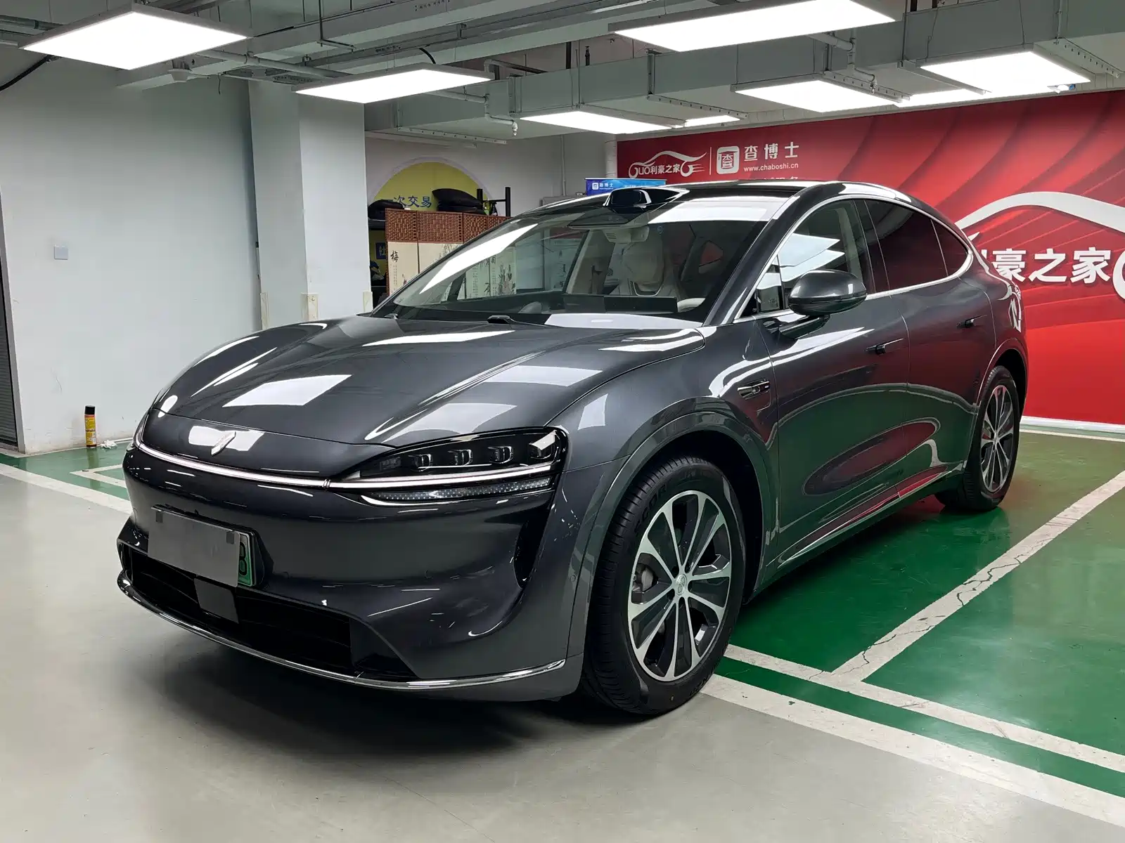 Photo 1 - Zhijie Luxeed R7