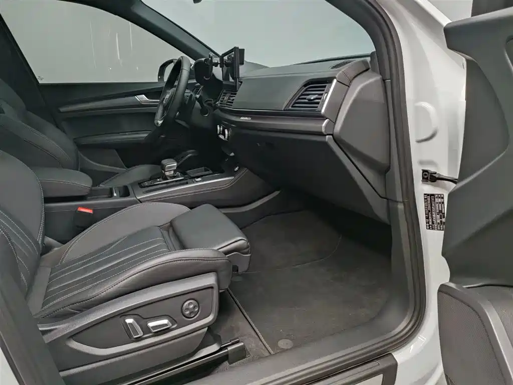 Audi Q5L 2024 Model 40 TFSI Luxury Dynamic фото 23
