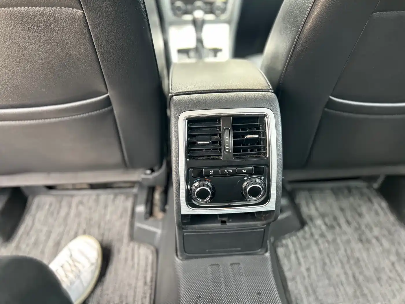 Volkswagen Passat 2014 1.8TSI DSG Luxury Edition фото 19
