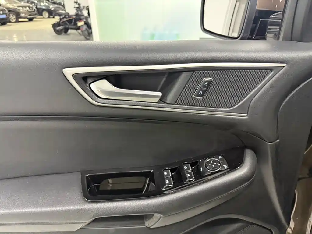 Фото 20 - Ford Edge