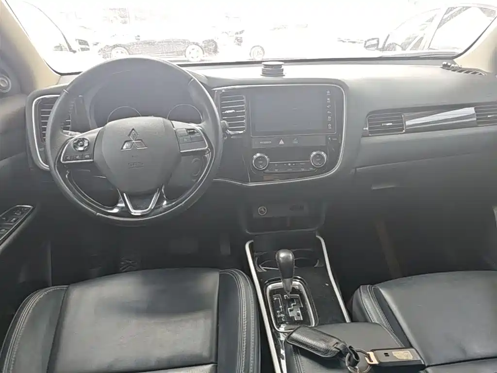 MITSUBISHI OUTLANDER