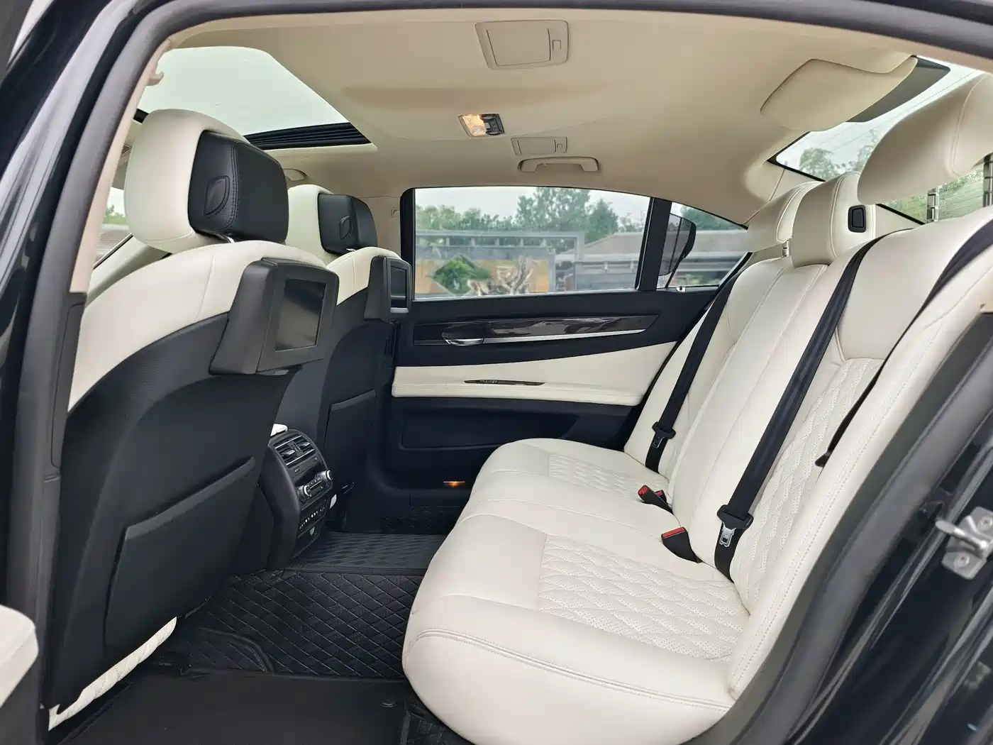 BMW 7 Series 2011 740Li Steinway Limited Edition фото 18
