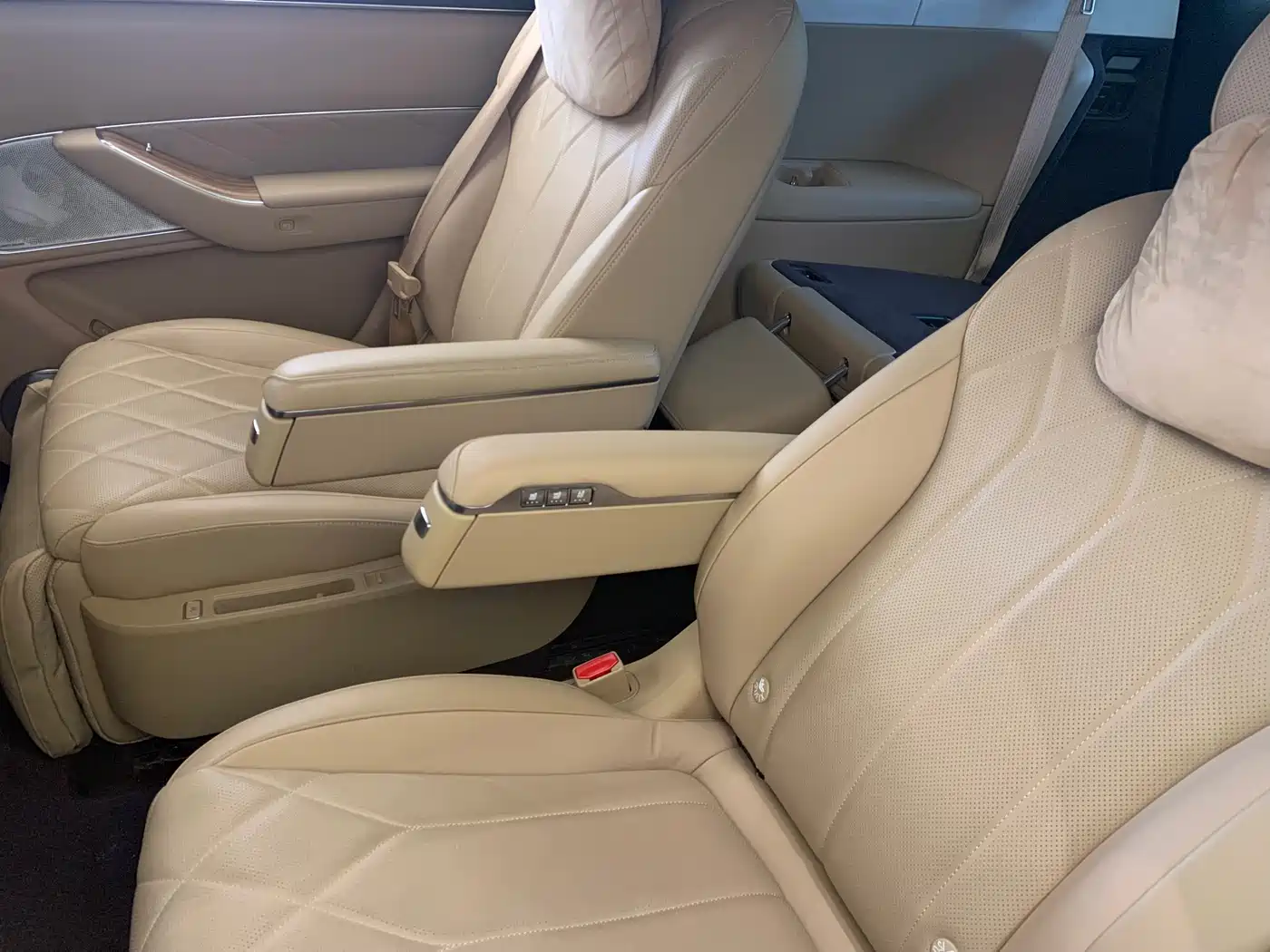 AITO Wenjie AITO M8 2025 Model Extended Range Max+ Edition 53.4kWh 6-Seater фото 7