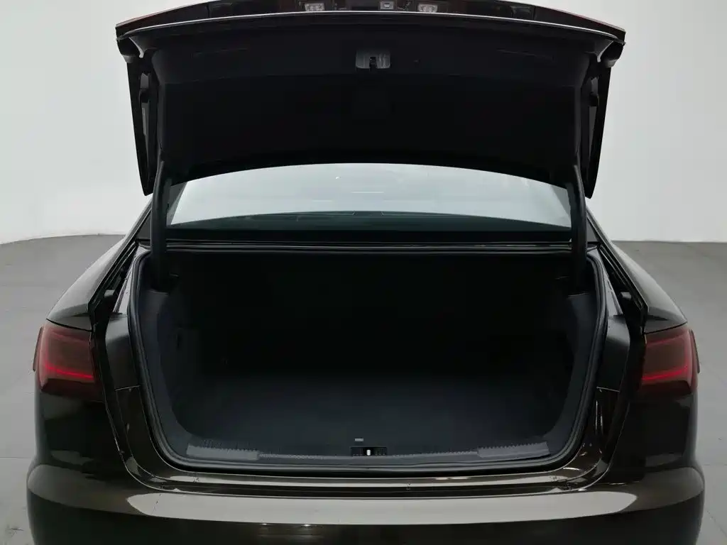 Фото 16 - Audi A6L