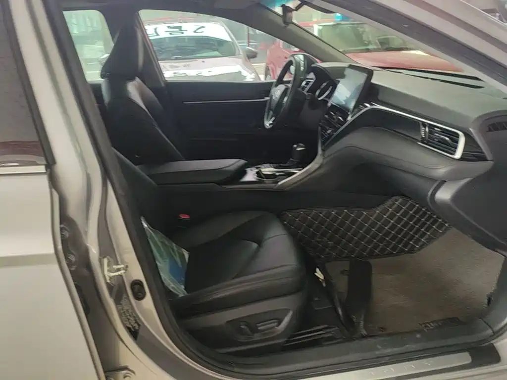 Фото 25 - Toyota Camry
