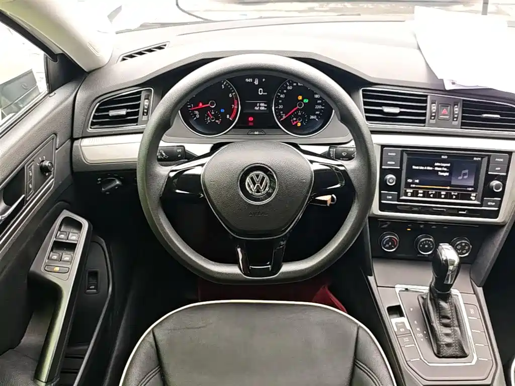 Volkswagen Lamando 2015 230TSI DSG Style фото 11