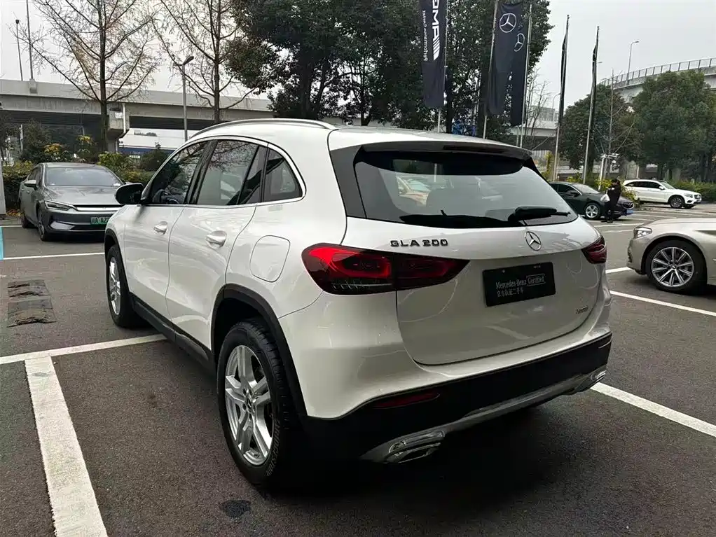 MERCEDES-BENZ GLA