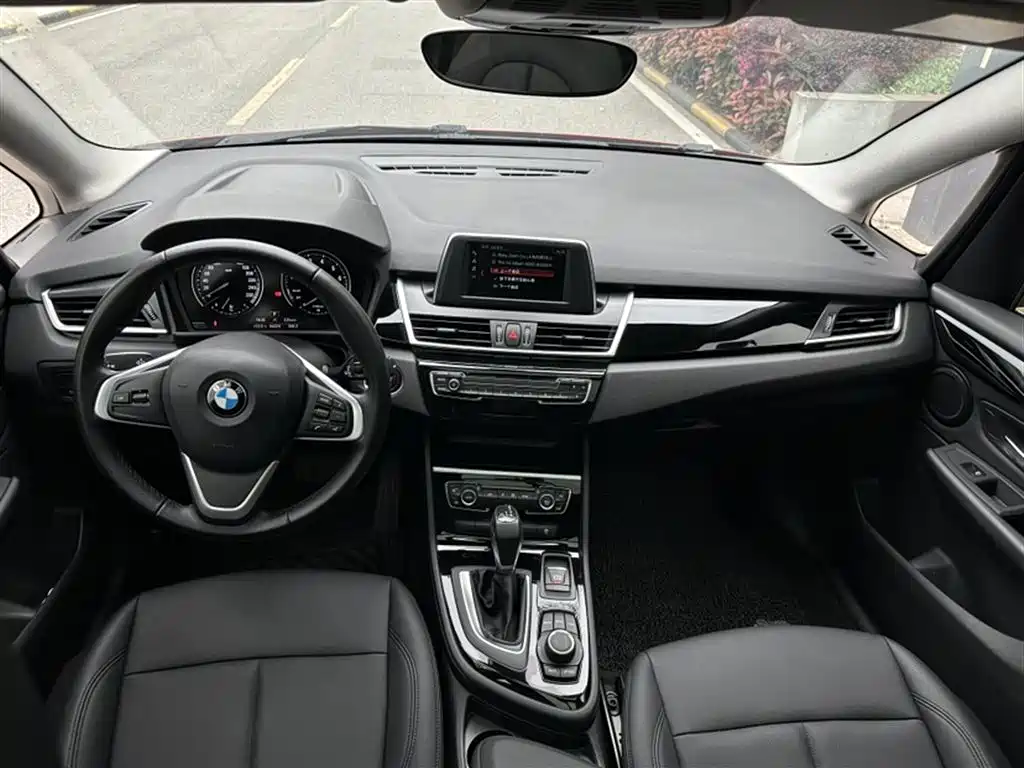 BMW 2 Series Touring 2019 218i Leading фото 14