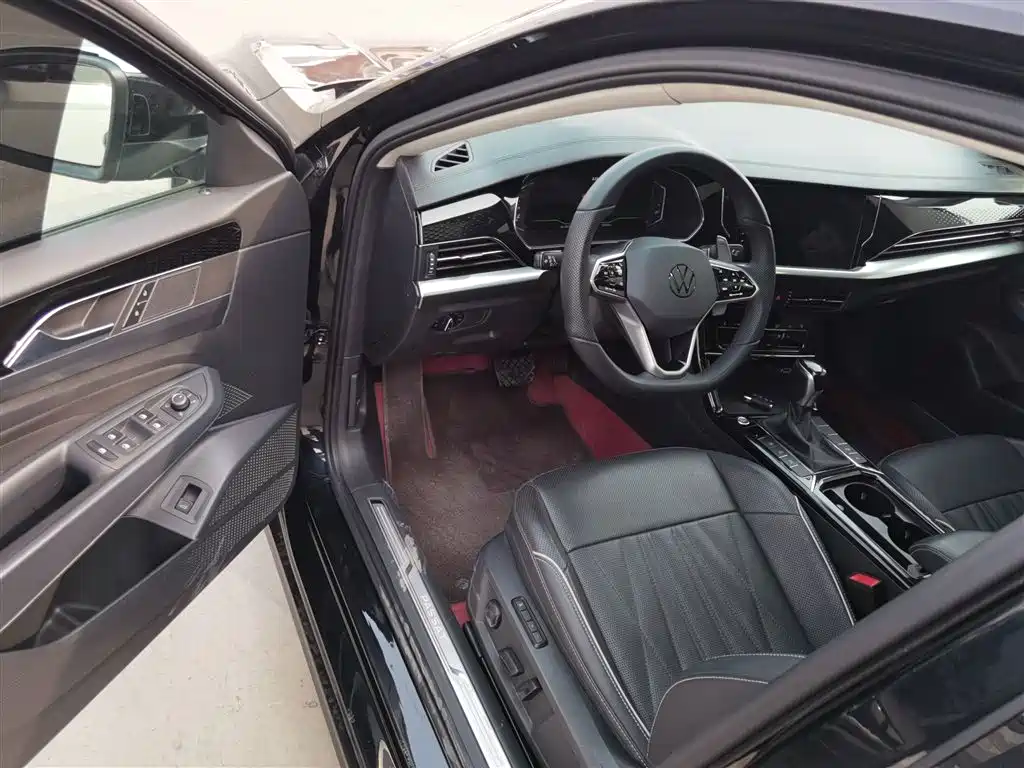 Volkswagen Passat 2022 330TSI Luxury Edition фото 12