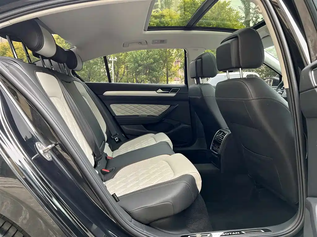 Volkswagen Magotan 2023 Model 2 Million Commemorative Edition 330TSI DSG Luxury фото 7