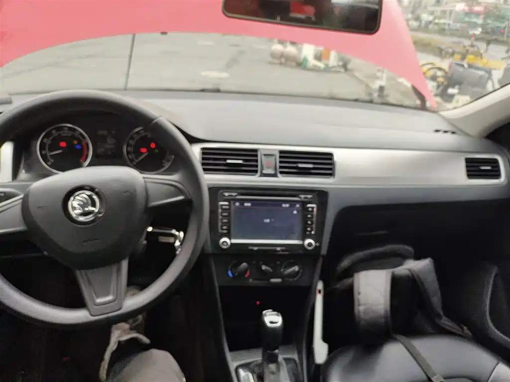 Škoda Skoda Rapid Spaceback 2014 1.6L Automatic Joy Edition фото 6