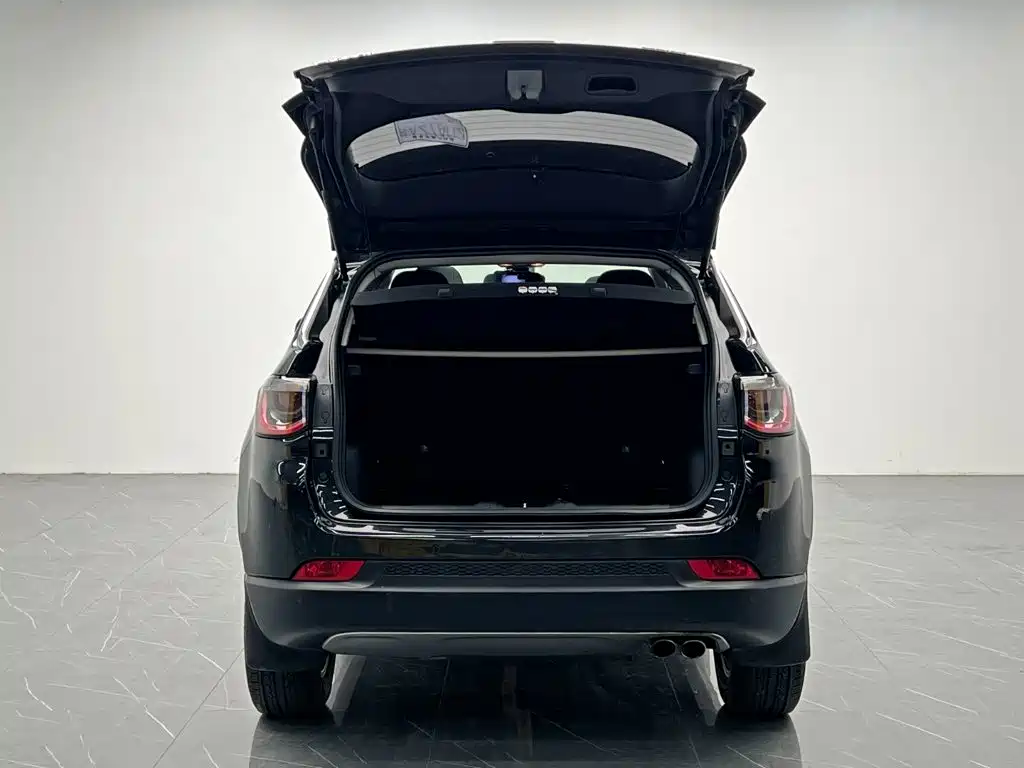 Фото 11 - Jeep Compass