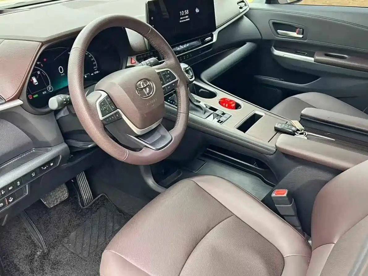 Toyota Granvia 2024 2.5L Hybrid Premium PLUS 4WD Edition фото 8