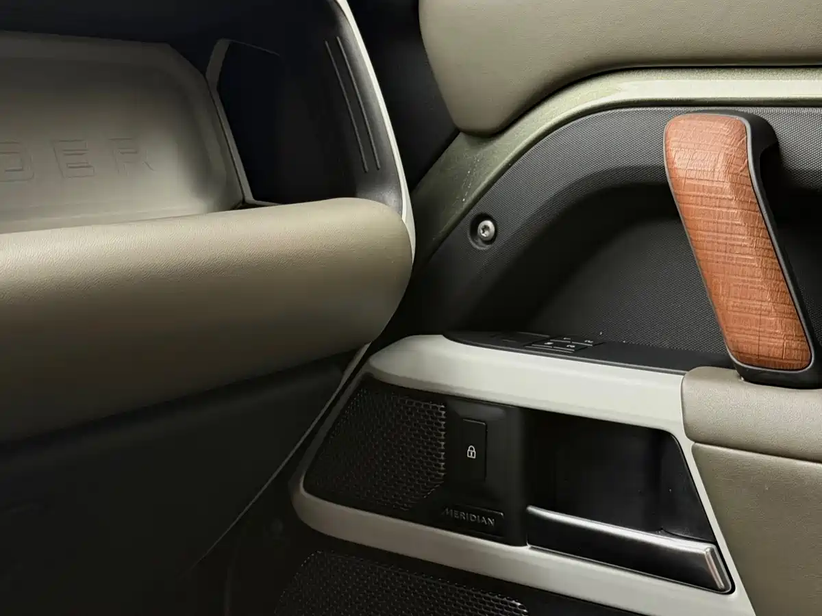 Land Rover Defender 2021 110 P400 X-DYNAMIC HSE фото 13