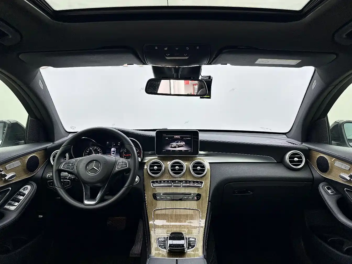 Mercedes-Benz GLC Coupe 2017 GLC 260 4MATIC Coupe SUV фото 11
