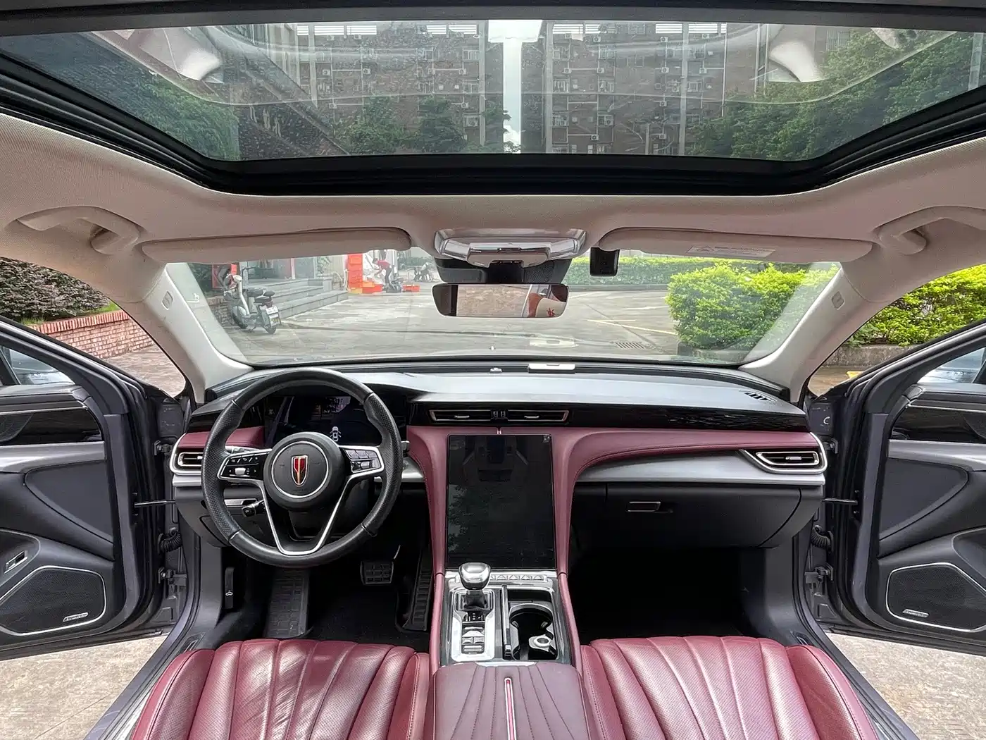 Фото 13 - Hongqi H5
