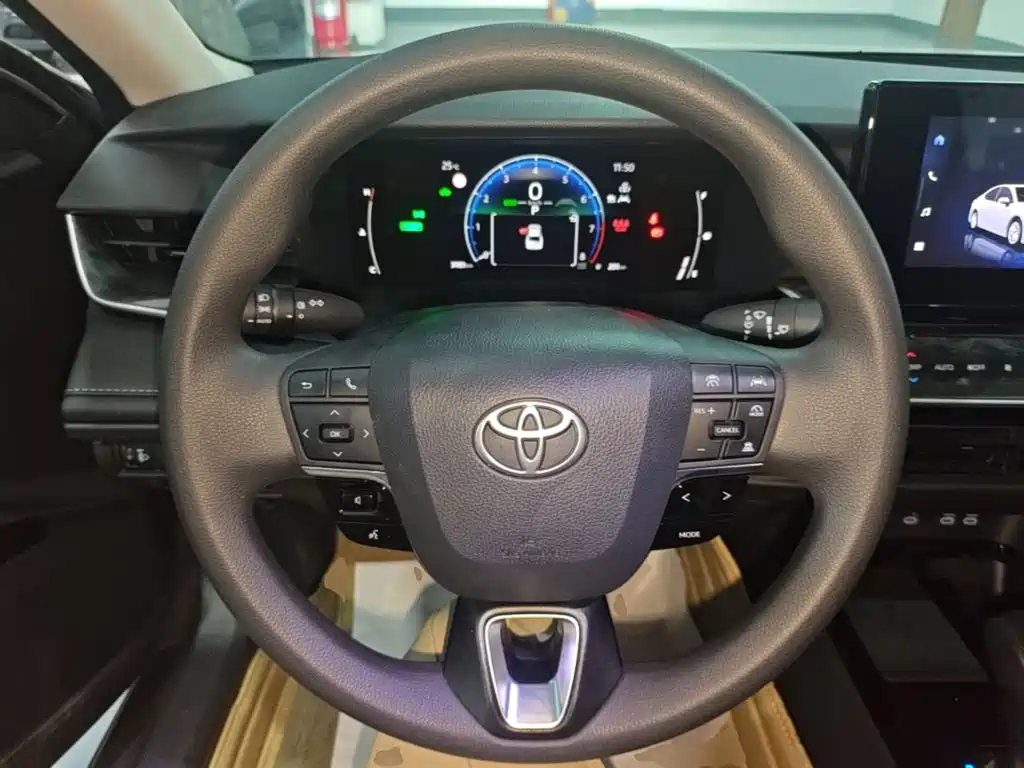Фото 11 - Toyota Camry