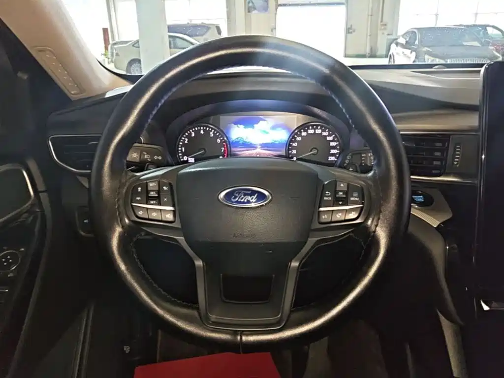 Фото 11 - Ford Explorer