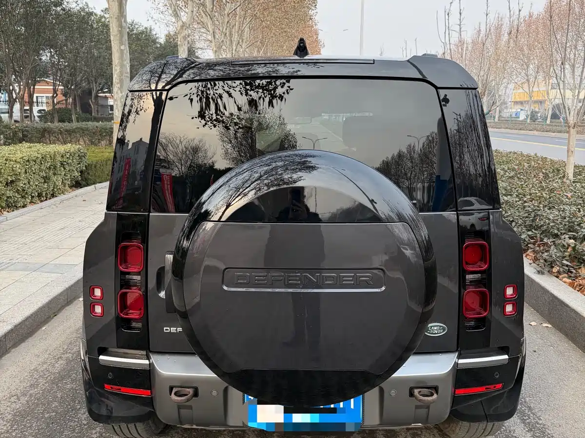 Land Rover Defender 2022 110 P400 Dark Special Edition фото 16