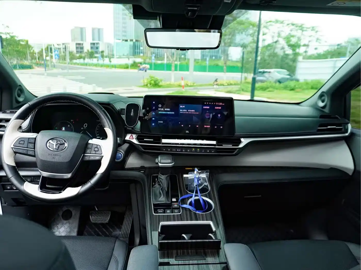 Toyota Granvia 2023 2.5L Hybrid Flagship VIP Edition фото 10