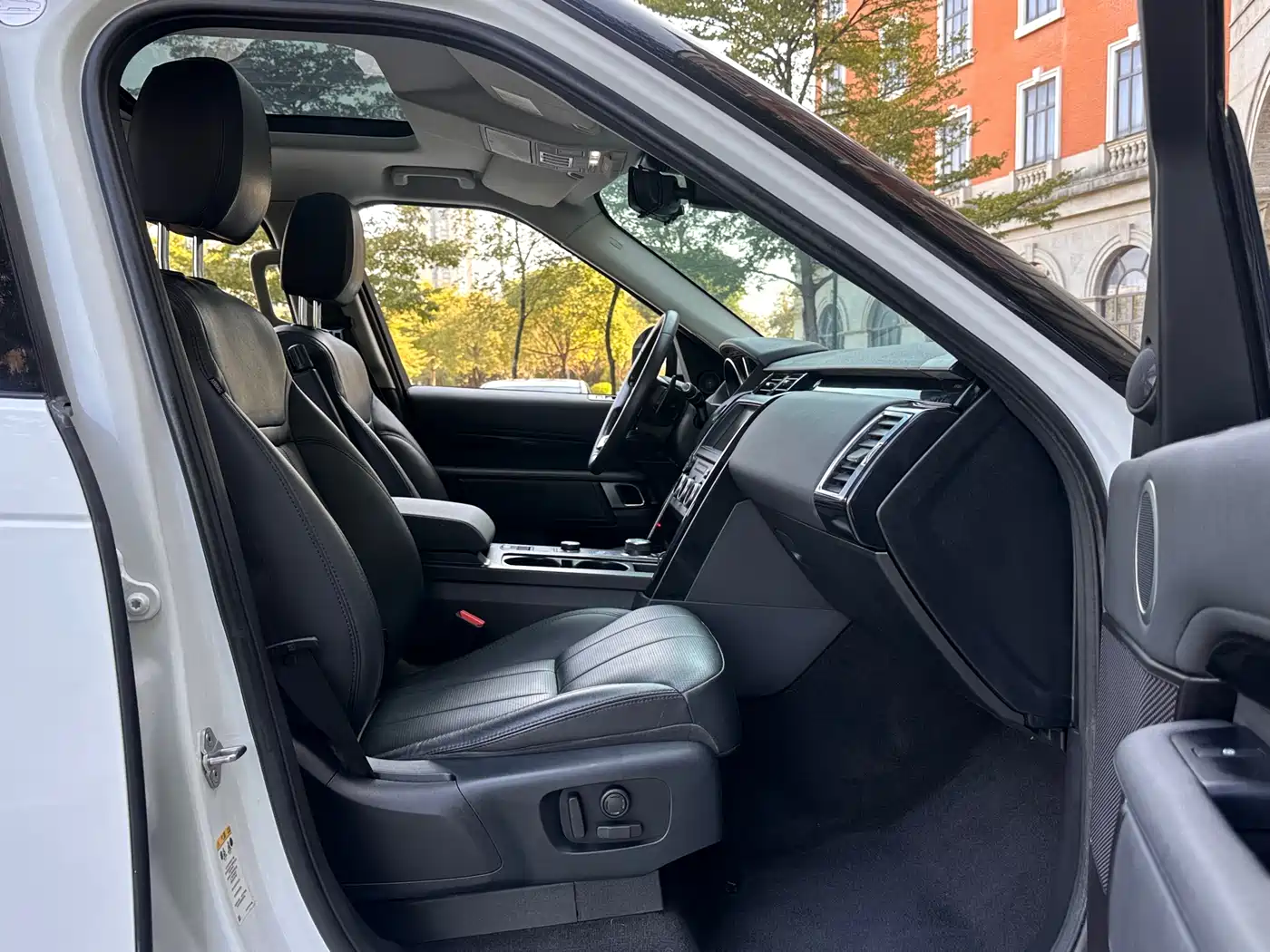 Land Rover Discovery 2019 3.0 SC V6 SE фото 13