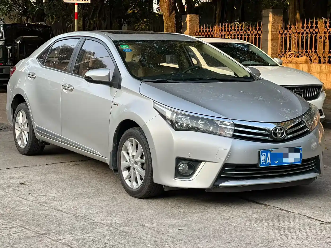 Toyota Corolla 2014 1.6L CVT GL-i Leather Edition фото 3