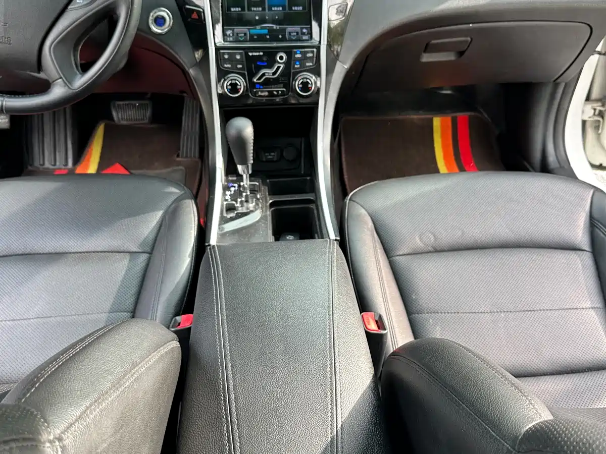Hyundai Sonata 2014 2.0L Automatic Premium Edition фото 16