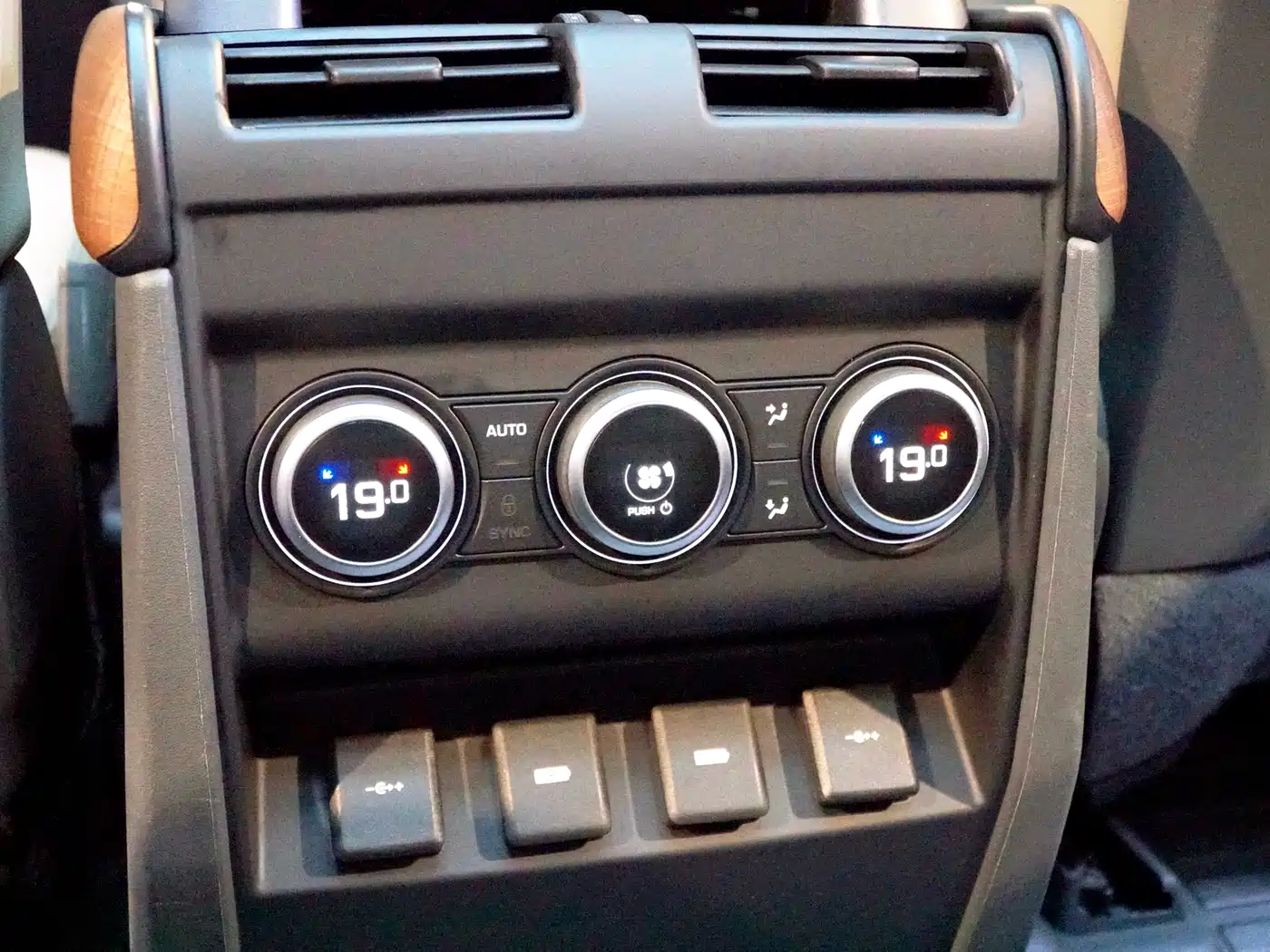 Land Rover Defender 2020 Model 110 P400 HSE фото 15