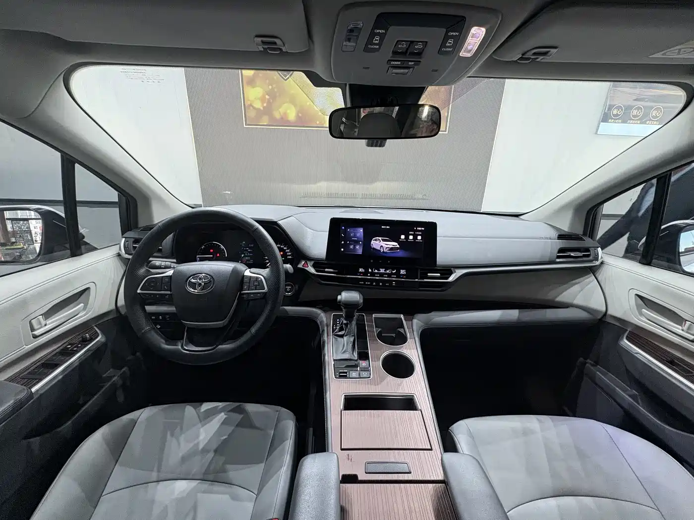Toyota Granvia 2024 2.5L Hybrid Comfort фото 21