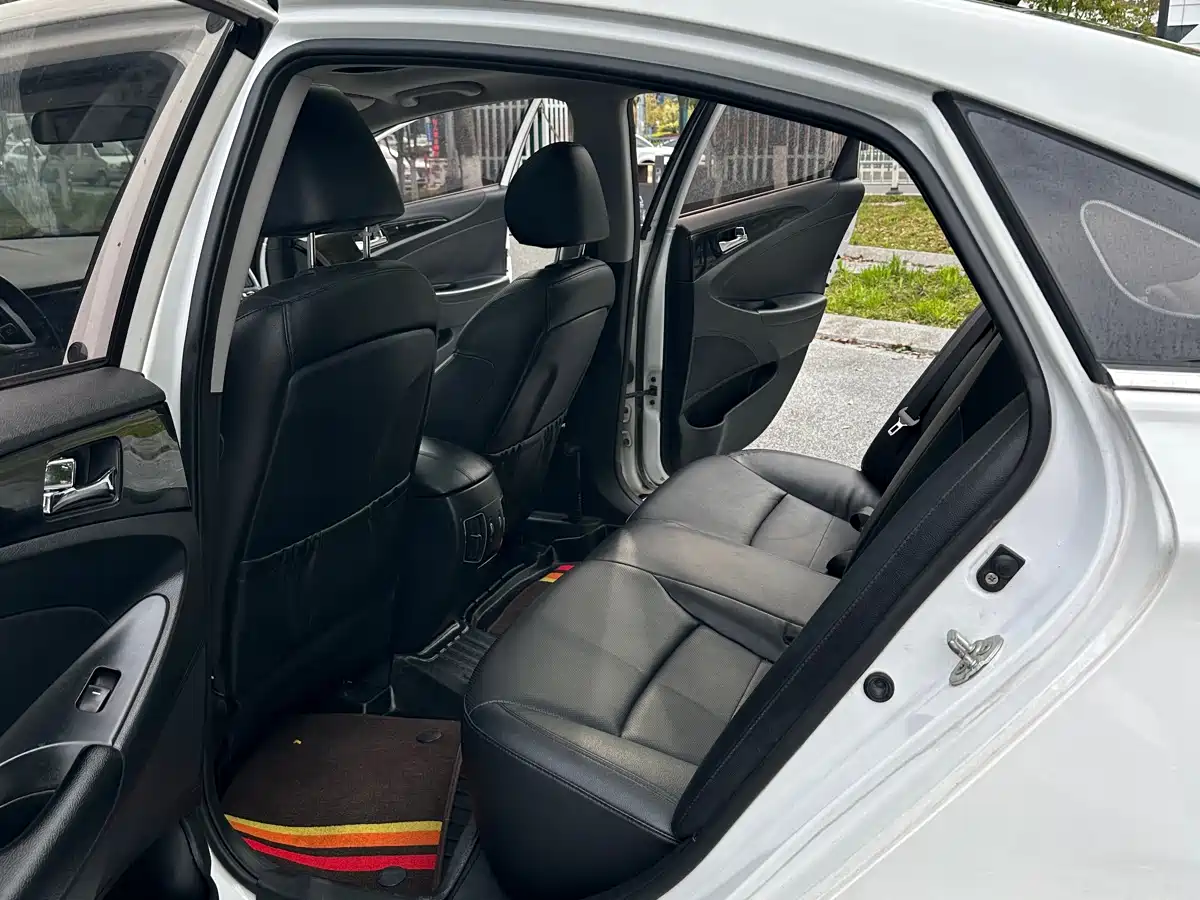 Hyundai Sonata 2014 2.0L Automatic Premium Edition фото 10
