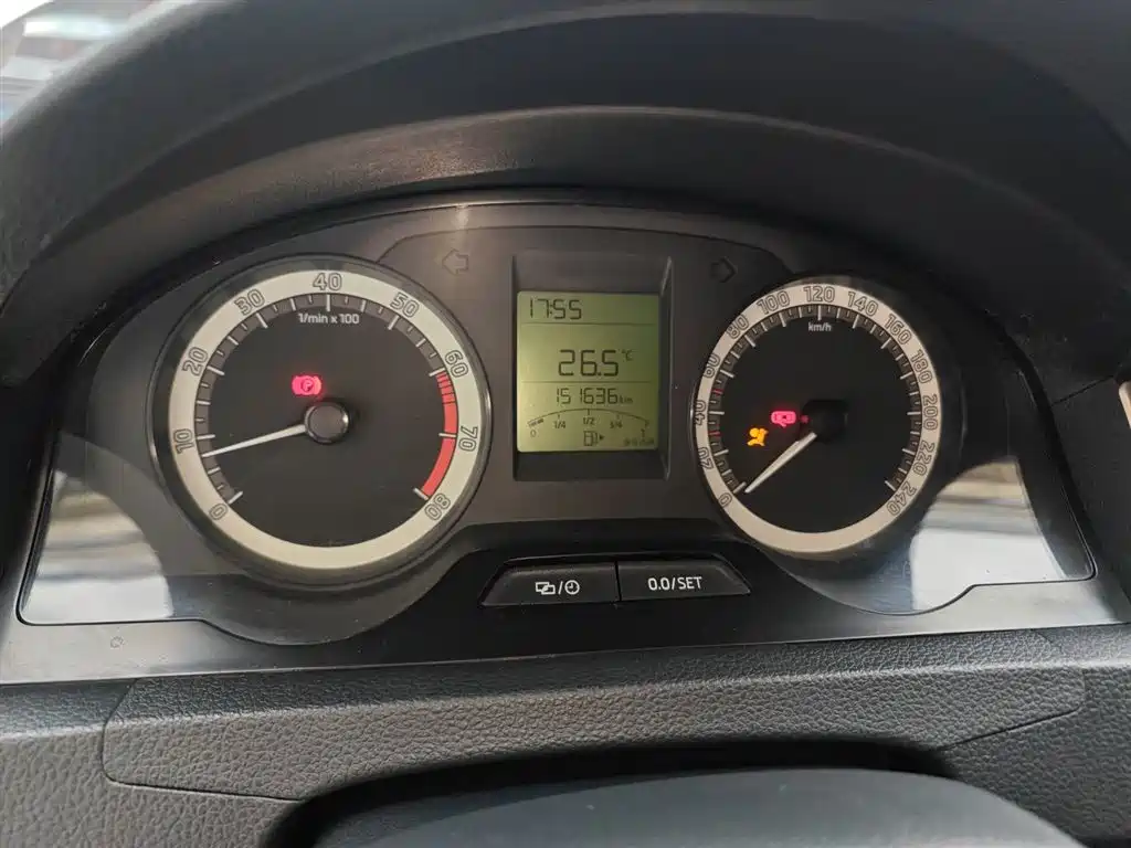 Škoda Rapid 2018 1.6L Manual Standard Edition фото 12